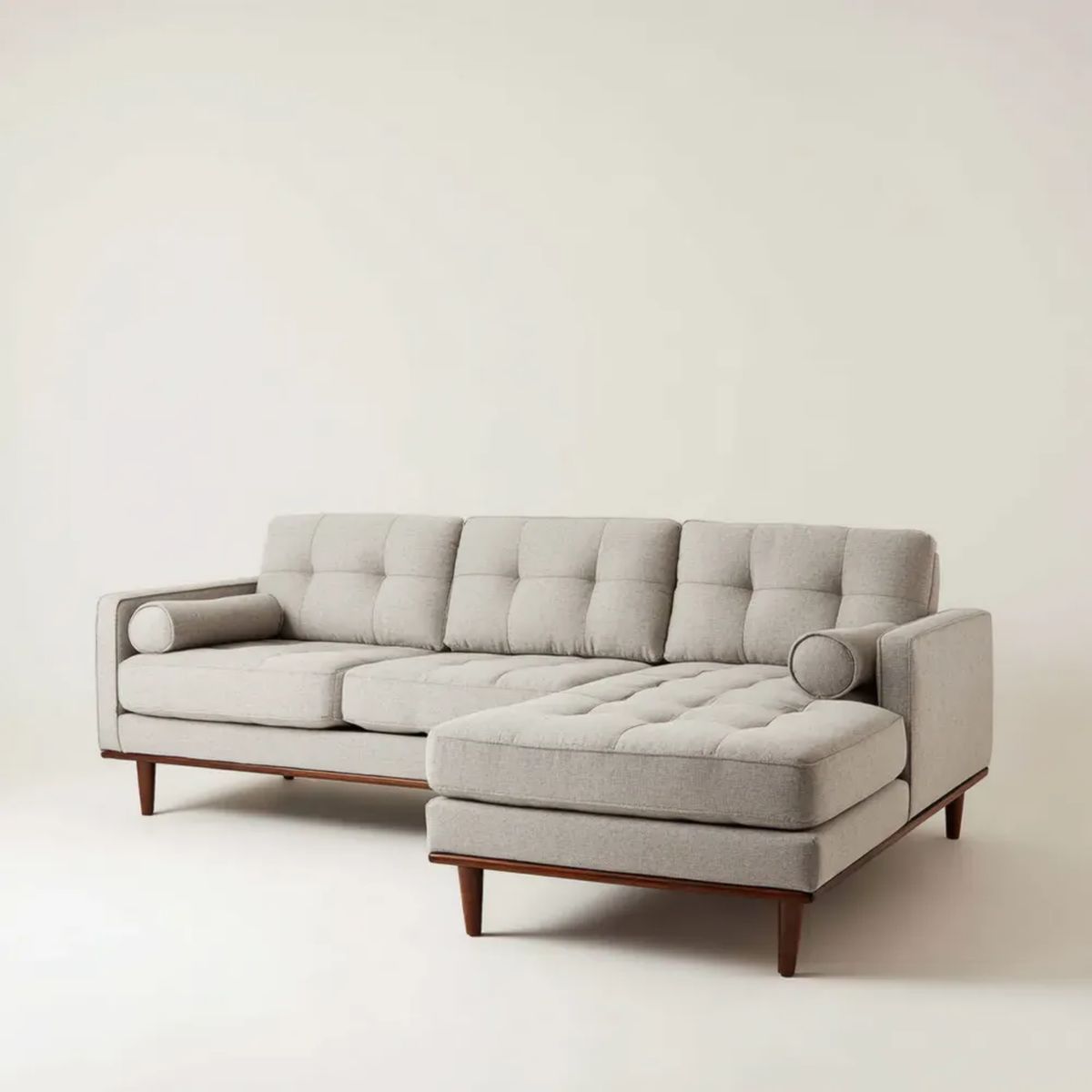 Beżowa sofa narożna w kształcie L z szezlongiem, tkanina poliestrowa, brązowe nogi, 250 x 160 x 84 cm
